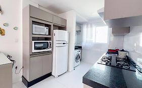 Apartamento 2 dormitórios a 300 metros do mar na Meia Praia - Itapema-sc
